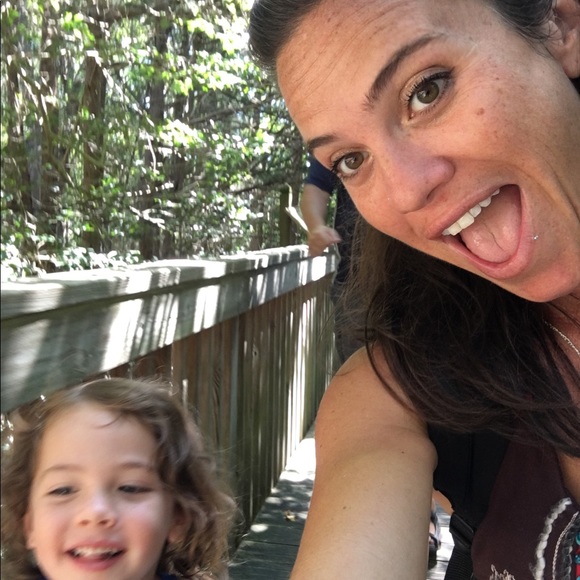 Meet your Posher, Ariana - Picture 3 of 3